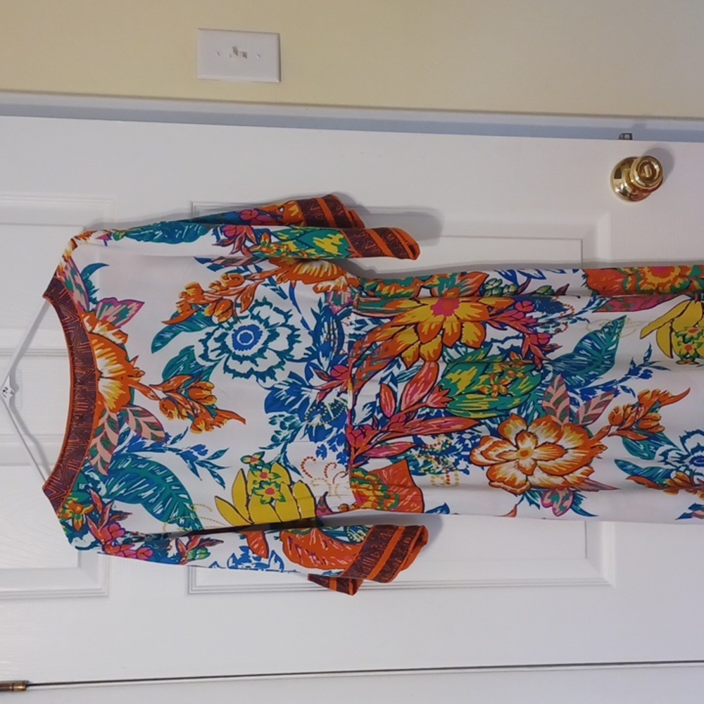 Beautiful floral maxi dress sz M, (tags cut out) in multi color floral print. - Picture 11 of 13